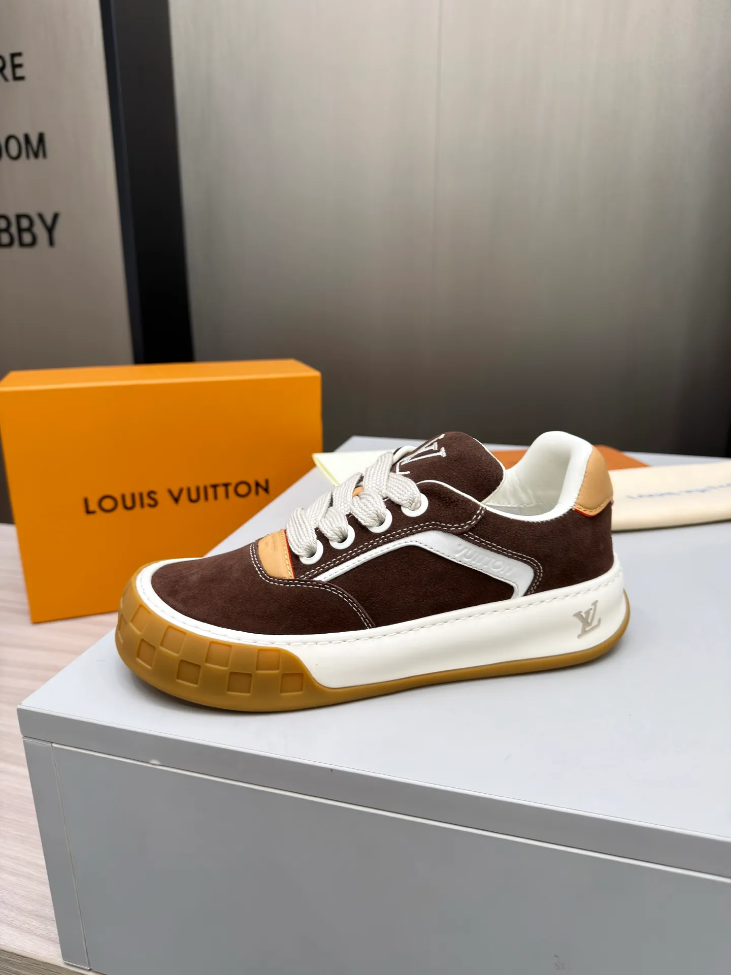 Men's men's shoes pP640! Top version LV-Louis Vuitton-classic catwalk new style, empty glue process·original 1:1 development and reproduction! ! The upper foot is very comfortable. It is made of luxurious materials and fine workmanship. The midsole is printed with English letters "Made in Europe". The upper is made of calfskin imported from Italy. The side is decorated with the brand's LOGO and signature. The latest latex foot pads and mesh lining make the foot feel super comfortable. The original two-color TPU combination outsole is specially provided by the original factory. Bag technology Goodyear stitched edges Fabric: Exclusive custom first-layer cowhide Accessories: Exclusive private model Vuitton logo, lining: Customized silk mesh lining - first-layer silk cowhide lining Outsole: TPU combination outsole wear-resistant, non-slip and anti-yellowing Foot pads: new latex pads-mesh sweat-absorbent Counter technology: fully computerized sewing machine wire drawing Toe box back cover Hot and cold shaping Full set of pull-top last with medium and low logo pattern Code number 39-45